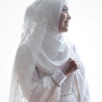 Renzi Lazuardi mengungkapkan dirinya sengaja membuat gaun pengantin simple saat tahu Vebby Palwinta memutuskan menikah di KUA saja. Dia tidak menyematkan banyak payet pada gaun pengantin Vebby karena menyesuaikan lokasi pernikahan mantan kekasih Baim Wong itu. Foto: Instagram @renzilazuardi