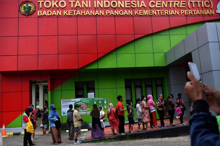 ANTISIPASI KEBUTUHAN POKOK SAAT PANDEMI COVID-19 Warga antre untuk berbelanja di Toko Tani Indonesia Centre, Pasar Minggu, Jakarta Selatan, Selasa (21/4/2020). Presiden Joko WidodoΓmeminta jajarannya untuk mengawasi rantai pasok dan stok pangan yang ada di pasaran untuk mengantisipasi kebutuhan pokok di tengah pandemi COVID-19 sekaligus menjelang bulanΓramadan.ANTARA FOTO/Sigid Kurniawan/hp.