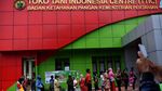 Warga Antre Belanja Kebutuhan Pokok Jelang Ramadhan