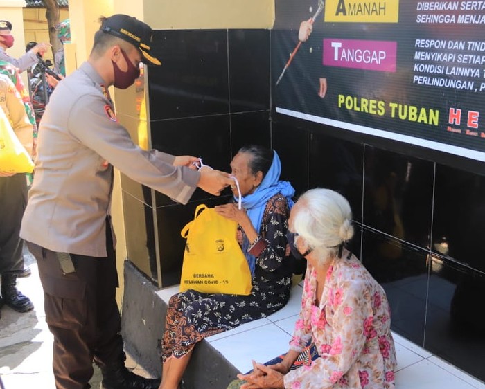 polisi tuban bagi-bagi sembako
