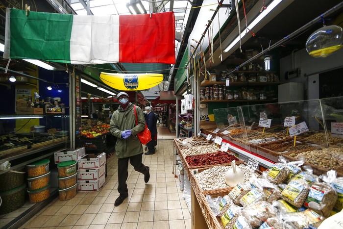 Geliat Aktivitas Warga Italia di Tengah Rencana Pencabutan Lockdown Italia berencana mencabut lockdown pada 4 Mei mendatang. Hal itu dilakukan usai Italia catatkan penurunan korban tewas akibat COVID-19 dalam 2 pekan terakhir.