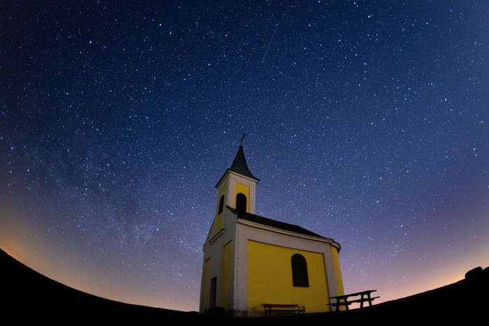 Pesona Keindahan Langit Austria saat Hujan Meteor Lyrids Fenomena hujan meteor Lyrids terjadi di langit Niederhollabrunn, Austrria. Yuk, intip keindahannya!