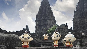 Kali ini ada Punokawan dalam tradisi Jawa yang sudah tak asing lagi hadir menjadi pelengkap dalam cerita-cerita pewayangan. Tampil dalam frame Gareng, Petruk, Semar dan Bagong yang sedang bermain-main di sekitar candi Prambanan. Foto ini oleh sang fotografer diberi title Dolanan nang candi Prambanan, Lokasi : Candi Prambanan.