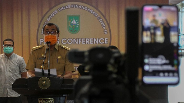 Gubernur Riau Syamsuar (kedua kiri) menyampaikan keterangan pers tentang persiapan Pembatasan Sosial Berskala Besar (PSBB) di Kota Pekanbaru yang telah mendapatkan persetujuan dari Kementerian Kesehatan, di Posko Gugus Tugas Penangangan COVID-19 Provinsi Riau di Pekanbaru, Riau, Senin (13/4/2020). Untuk mecegah meluasnya penyebaran virus Corona (COVID-19), Gubernur Riau mengajak seluruh lapisan masyarakat untuk menaati peraturan-peraturan di saat diberlakukanya PSBB di Kota Pekanbaru. ANTARA FOTO/Rony Muharrman/wsj.