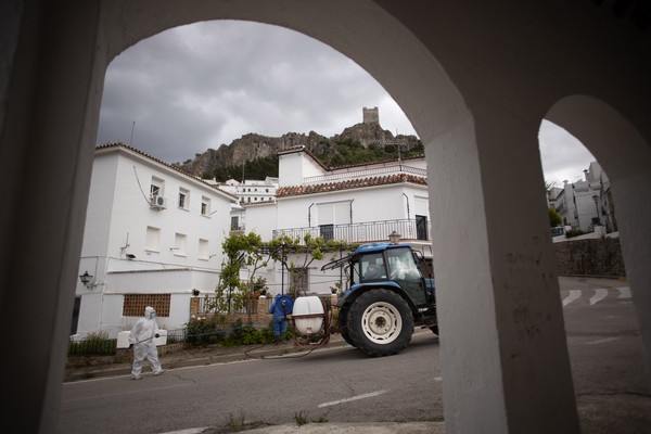 Relawan mendisinfeksi jalan-jalan kota dengan traktor selama pandemi coronavirus pada 20 April 2020 di Zahara de la Sierra, Spanyol. Relawan mendisinfeksi jalan-jalan kota dengan traktor selama pandemi coronavirus pada 20 April 2020 di Zahara de la Sierra, Spanyol.