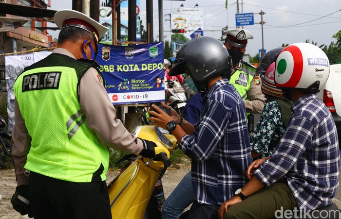 Sanksi Teguran Masih Diberlakukan di Hari ke-7 PSBB Depok Tujuh hari berlalu sejak PSBB diberlakukan di Depok. Sanksi bagi para pelanggar masih berupa teguran oleh petugas.
