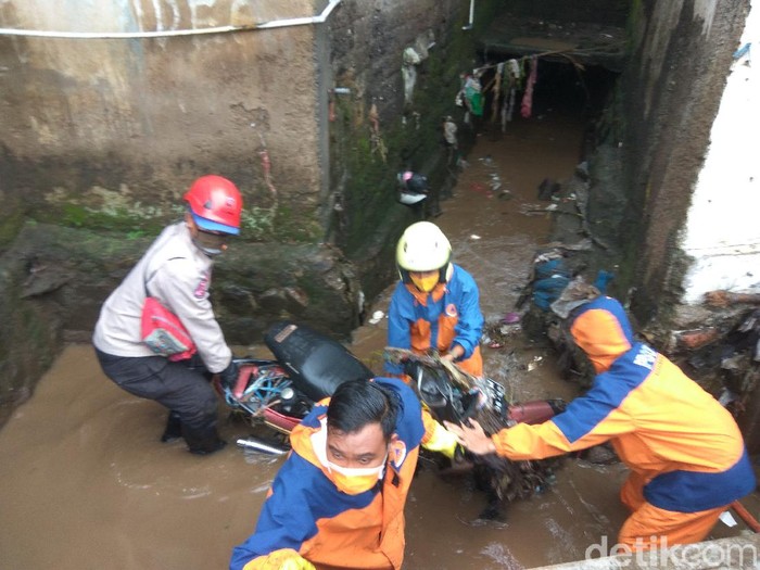 Biker di cimahi terserat banjir