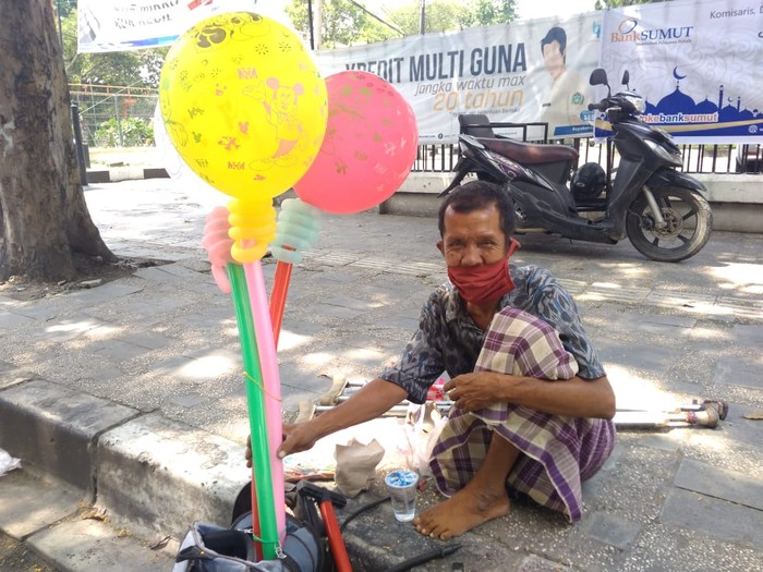 Subari, penyandang disabilitas penjual balon (Datuk Haris-detikcom)