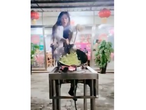 Super Aktif! Aksi Memasak Seorang Wanita Sambil Breakdance