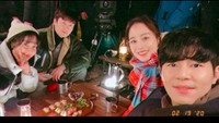 Ia beradu akting dengan Kim Tae Hee yang menjadi istrinya. Begini momen kekompakan mereka saat makan di lokasi syuting. Foto: Instagram kyuhyung_fan/290_83