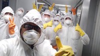 Di dalam pesawat tersebut juga ada 17 awak yang turut serta. Mereka mengenakan APD lengkap guna menghindari diri tertular dari virus Corona. 