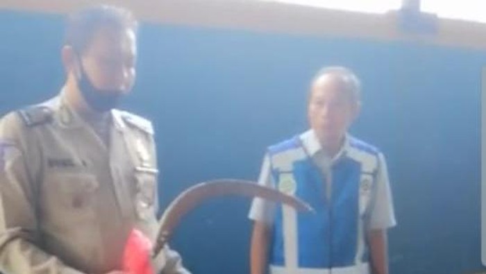 Penemuan celurit di GT Slipi
