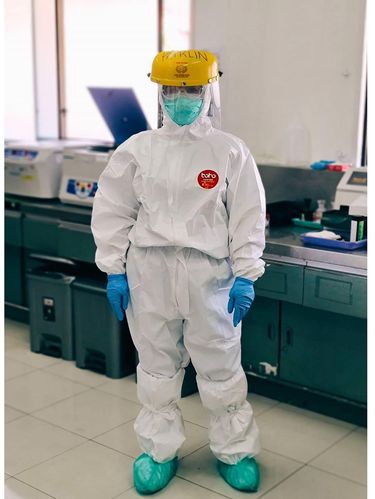 Penampilan Dokter Nieza Femini Rissa saat bekerja melakukan swab test.