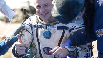 Astronaut Andrew Morgan mengacungkan jempol, menandakan kondisinya sangat baik. Foto: AP/Andrey Shelepin
