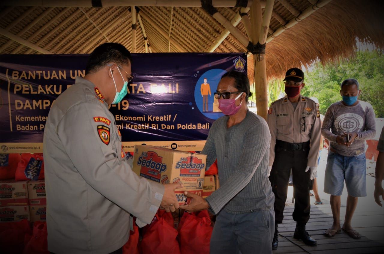 Polda Bali distribusikan sembako untuk pelaku wisata Bali