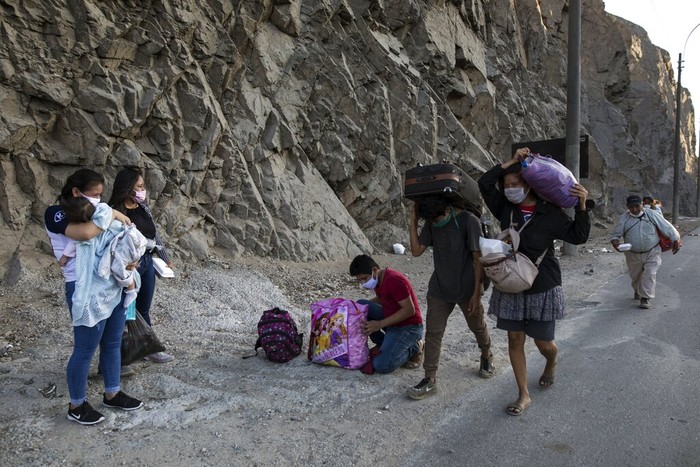 Warga Peru Mudik dengan Berjalan Kaki Buruh harian dan pekerja informal mudik dengan berjalan kaki menyusuri jalan tol ke luar ibu kota Lima, Peru. Jalan kaki terpaksa dilakukan setelah pemerintah melakukan karantina kota dan menghentikan moda transportasi.