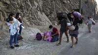 Buruh harian dan pekerja informal mudik dengan berjalan kaki menyusuri jalan tol ke luar ibu kota Lima, Peru. Jalan kaki terpaksa dilakukan setelah pemerintah melakukan karantina kota dan menghentikan moda transportasi.