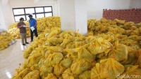 Penditribusian tidak bisa dilakukan sekaligus tapi dilakukan secara bertahap melalui petugas pemantauan dan monitoring (Pamor) di wilayah. 