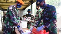Di dalam 8 Wajib TNI salah satu isinya adalah membantu mengatasi kesulitan rakyat di sekelilingnya, diantaranya warga yang terdampak Covid-19.