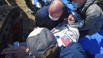 Kondisi astronaut setelah berada di antariksa dalam waktu lama memang lemas dan butuh waktu untuk menyesuaikan diri dengan situasi di Bumi. Foto: AP/Andrey Shelepin