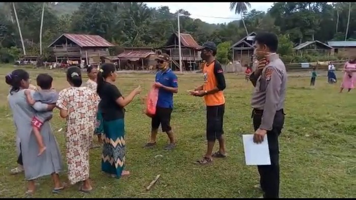 Pembagian Masker di Polman
