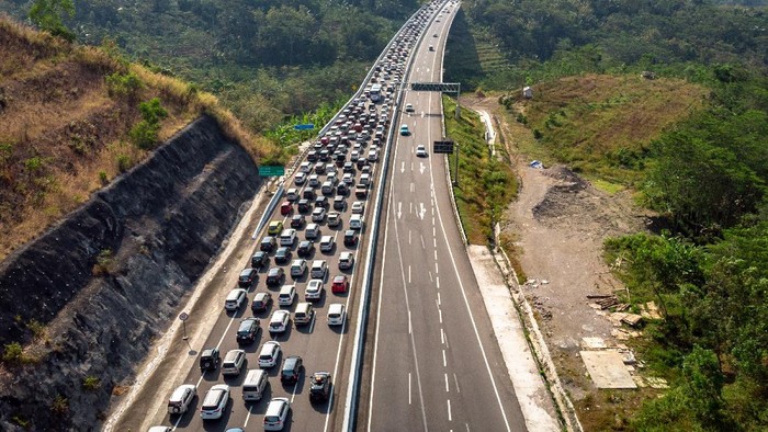 Pemerintah resmi melarang mudik Lebaran bagi masyarakat di tengah masa pandemi Corona. Yuk, lihat lagi momen-momen mudik yang pastinya sangat dirindukan.