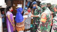 Pembagian nasi bungkus dengan menerapkan physical distancing (pembatasan fisik) dan social distancing (pembatasan sosial) kepada warga di Kampung Kerang Hijau, Kel. Cilincing, Kec. Cilincing.