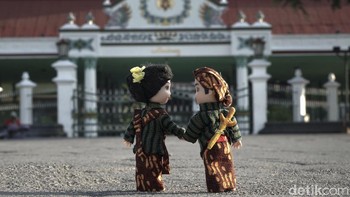 Kerinduan akan Jogja semakin terasa di tengah Pandemi Corona yang melanda hampir ke seluruh dunia termasuk Indonesia. Untuk mengobati rasa rindu, detikcom mencoba mengangkat keindahan kota Jogja dengan bentuk yang berbeda. Sang fotografer memberi judul foto ini Aku lan sliramu nang ngarep Kraton dengan pengambilan lokasi: Kraton Yogyakarta.