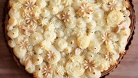 Jika tadi marshmallow yang jadi toppingnya, kini Scarfe menggunakan kentang untuk topping pie buatannya. Kentang yang ia andalkan adalah kentang instan, walaupun begitu tetap terlihat menarik ya! Foto: Instagram @dovoney.scarfe