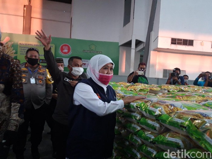Menkes menyetujui PSBB untuk Surabaya Raya. Gubernur Khofifah Indar Parawansa meminta warga tidak panic buying selama PSBB.