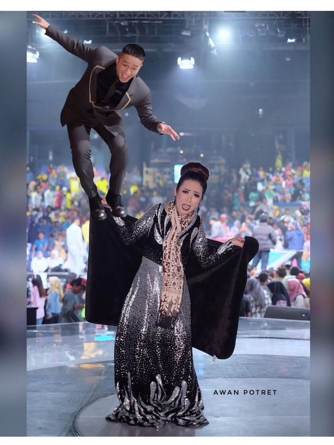 Nah kalau ini Soimah yang mengeditnya sendiri loh. Soimah terlihat kuat banget ya bisa mengangkat Irfan Hakim hanya menggunakan satu tangan. Foto: Instagram @showimah