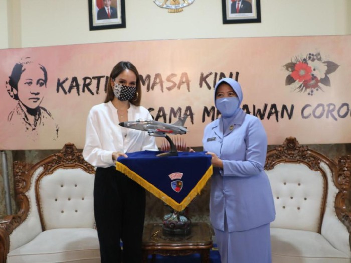 Cinta Laura