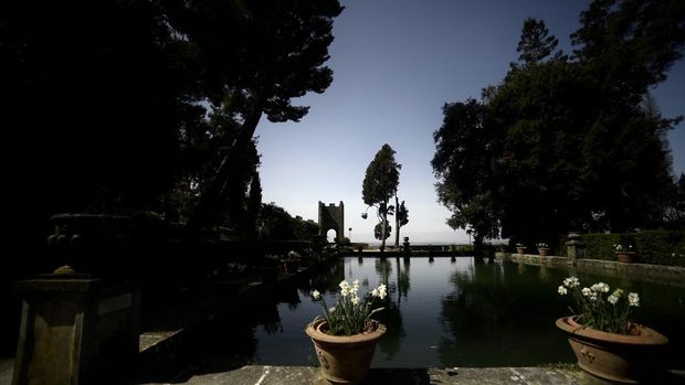 This picture taken on April 17, 2020, shows terraced hillside Italian Renaissance garden and fountains Villa D'Este in Tivoli during the lockdown aimed at curbing the spread of the COVID-19 infection, caused by the novel coronavirus. (Photo by Filippo MONTEFORTE / S fornasier / AFP)