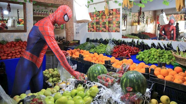Potret Spiderman Turki yang Berbagi Kekuatan di Tengah Pandemi