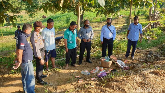 Polisi saat lakukan olah TKP pembunuhan mantan istri di Blora
