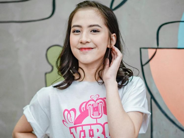 Zara Adhisty dan 5 Artis yang Bikin Heboh Saat Live Instagram