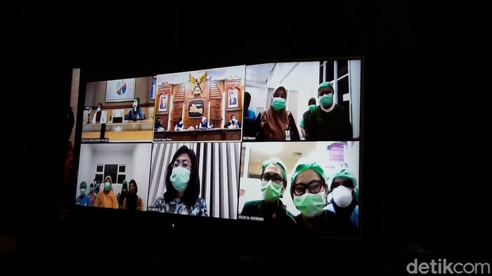 khofifah video conference dengan dokter dan tenaga medis di hari kartini