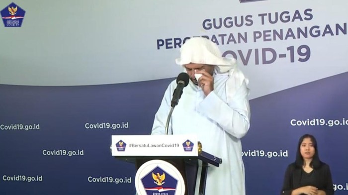 Syekh Ali Jaber menangis ketika memberikan imbauan umat ibadah dari rumah Syekh Ali Jaber menangis ketika memberikan imbauan umat ibadah dari rumah