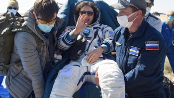 Astronaut Jessica Meir melambaikan tangan menyapa media. Foto: AP/Andrey Shelepin