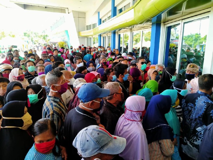 Ratusan warga memadati pembukaan Lumbung Pangan Jatim di JX International Surabaya. Lumbung Pangan ini merupakan program Pemprov Jatim dalam menyediakan sembako murah bagi masyarakat.