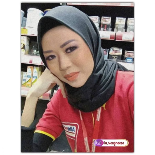 Kira-kira apa yang bakal kamu lakuin kalau melihat kasir supermarket yang kamu datangi adalah Soimah? Minta foto jangan? Foto: Instagram @genks_id