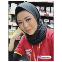 Kira-kira apa yang bakal kamu lakuin kalau melihat kasir supermarket yang kamu datangi adalah Soimah? Minta foto jangan? Foto: Instagram @genks_id