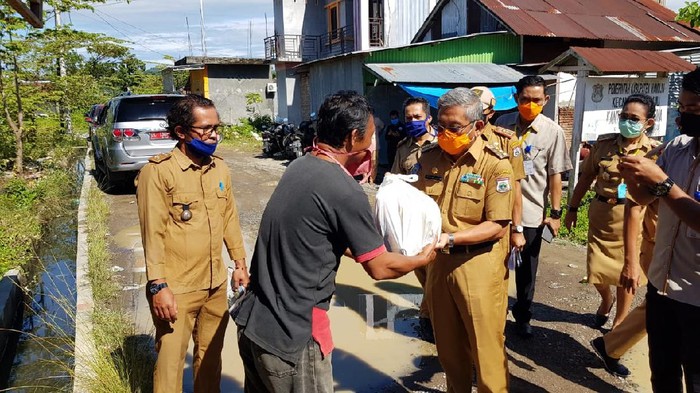 Gubernur Sulbar serahkan paket sembako kemanusiaan (Foto: dok. Istimewa)