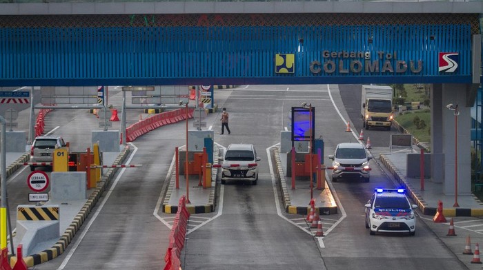 Kendaraan keluar tol melalui Gerbang Tol Colomadu, Karanganyar, Jawa Tengah, Selasa (21/4/2020). Pemerintah menetapkan kebijakan larangan mudik dan berencana mambatasi kendaraan yang melewati jalan tol hanya untuk kepentingan mengangkut logistik, layanan kesehatan hingga perbankan. ANTARA FOTO/Mohammad Ayudha/hp.