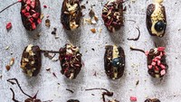 Kurma-kurma cantik ini sekilas seperti cokelat praline ya. Tapi coba lihat lebih dekat, kurma dilengkapi aneka buah, cokelat dan kacang. Tampilannya cantik dan mungil. Foto: instagram