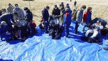 Para astronaut diperlakukan dengan hati-hati untuk mencegah mereka aman dari paparan corona. Mereka juga akan dites COVID-19 untuk jaga-jaga. Foto: AP/Andrey Shelepin