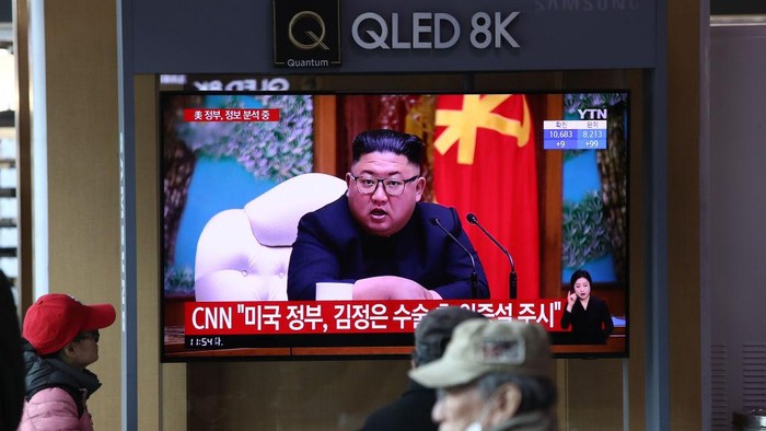 Spekulasi Kesehatan Kim Jong Un Pascaoperasi Rumor soal menurunnya kondisi Kim Jong-Un beredar. Orang nomor satu di negara komunis itu dikabarkan menjalani operasi terkait kardiovaskular.