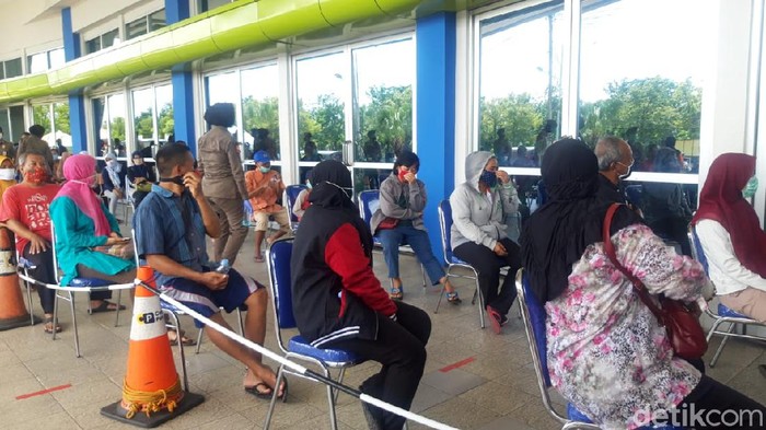 Ratusan warga memadati pembukaan Lumbung Pangan Jatim di JX International Surabaya. Lumbung Pangan ini merupakan program Pemprov Jatim dalam menyediakan sembako murah bagi masyarakat.
