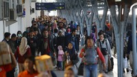 Jokowi mengatakan mudik tak bisa serta merta dilakukan pelarangan. Dia menyebut ada dua kelompok yang tak bisa begitu saja dilarang untuk kembali ke kampung halaman mereka. Grandyos Zafna/detikcom.