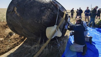 Perlahan-lahan mereka mengeluarkan astronaut satu per satu. Foto: AP/Andrey Shelepin